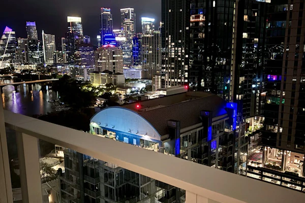 Rainey street 31st floor lake view balcony, king bed, rooftop pool, gym, coffee