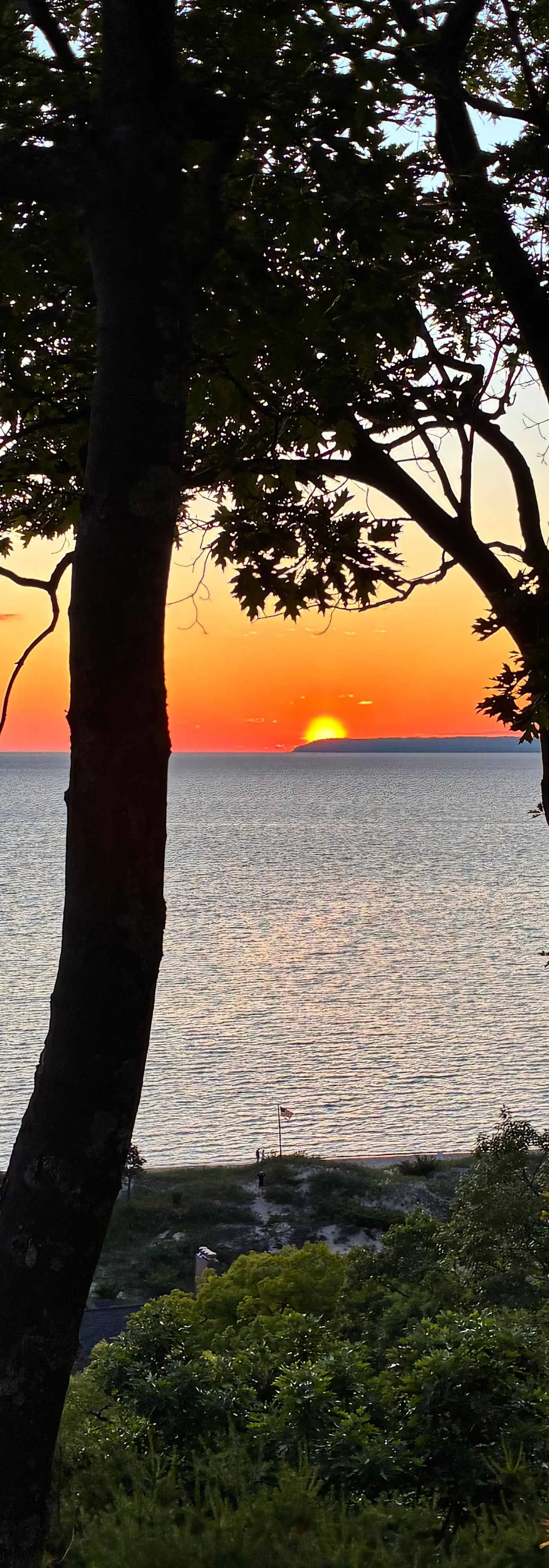 Condo in Glen Arbor with Lake Michigan sunset views, fireplace, deck, washer & dryer
