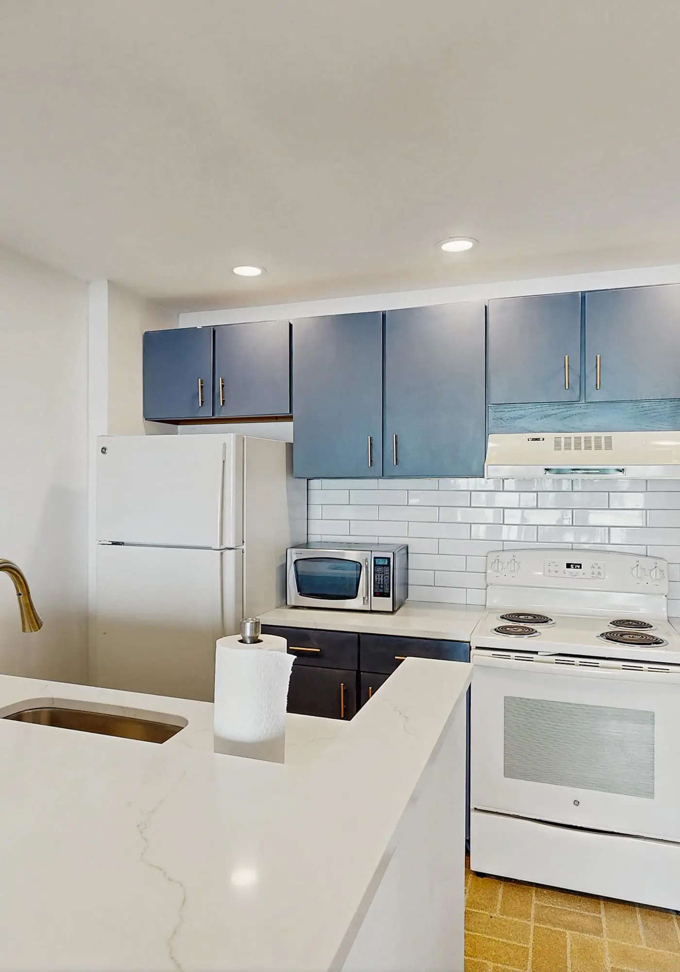 Condo in Glen Arbor with Lake Michigan sunset views, fireplace, deck, washer & dryer