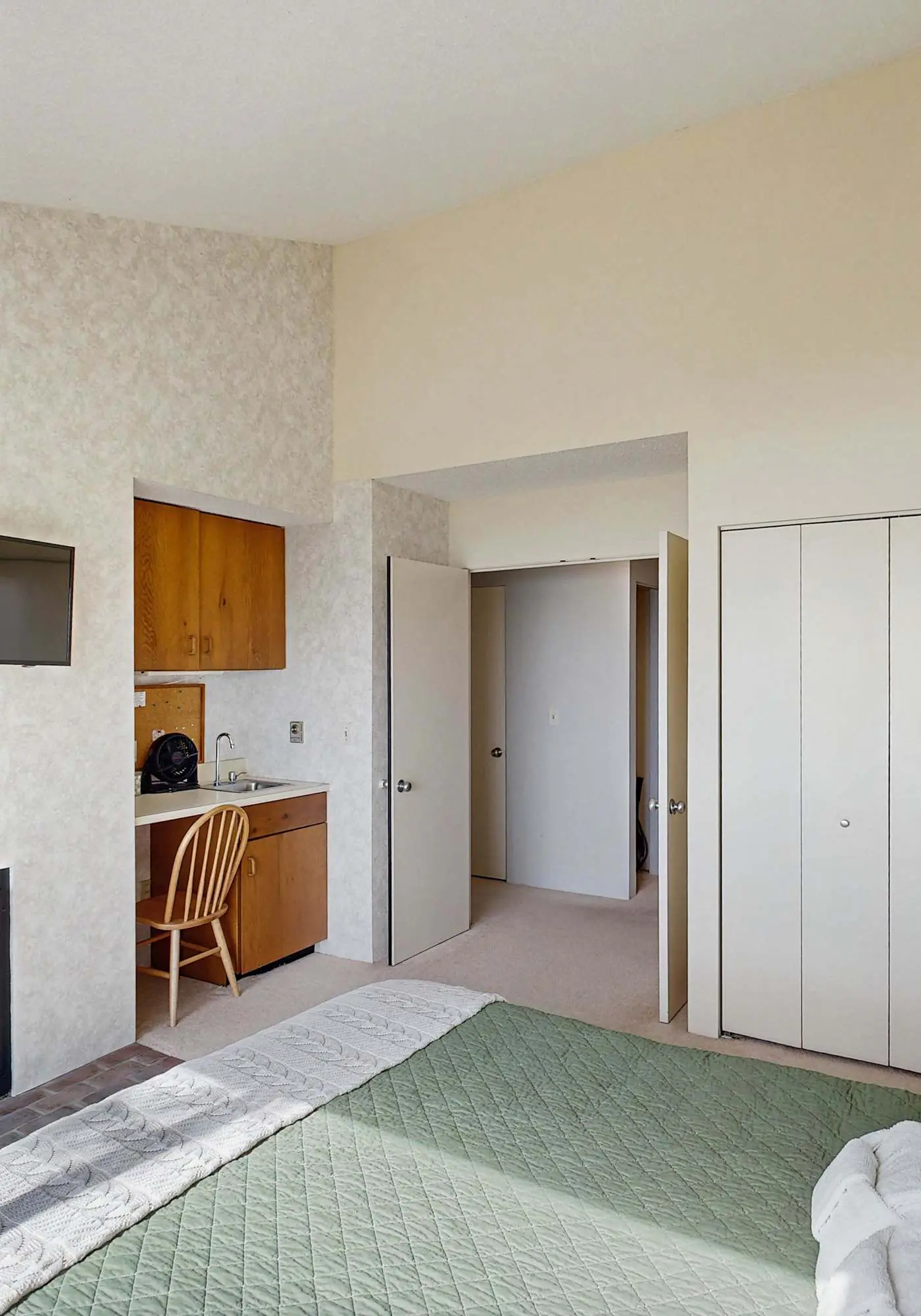 Condo in Glen Arbor with Lake Michigan sunset views, fireplace, deck, washer & dryer