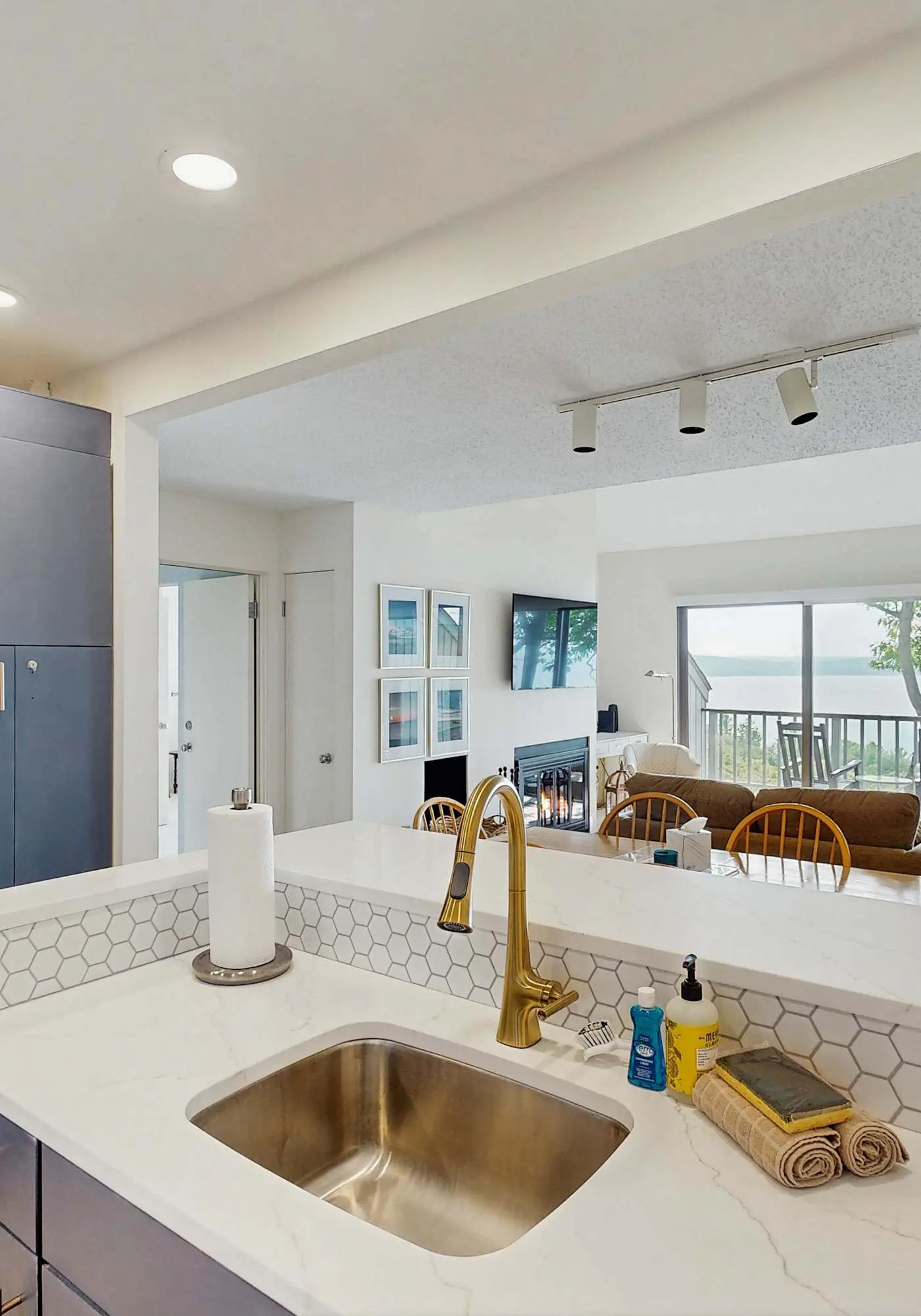Condo in Glen Arbor with Lake Michigan sunset views, fireplace, deck, washer & dryer