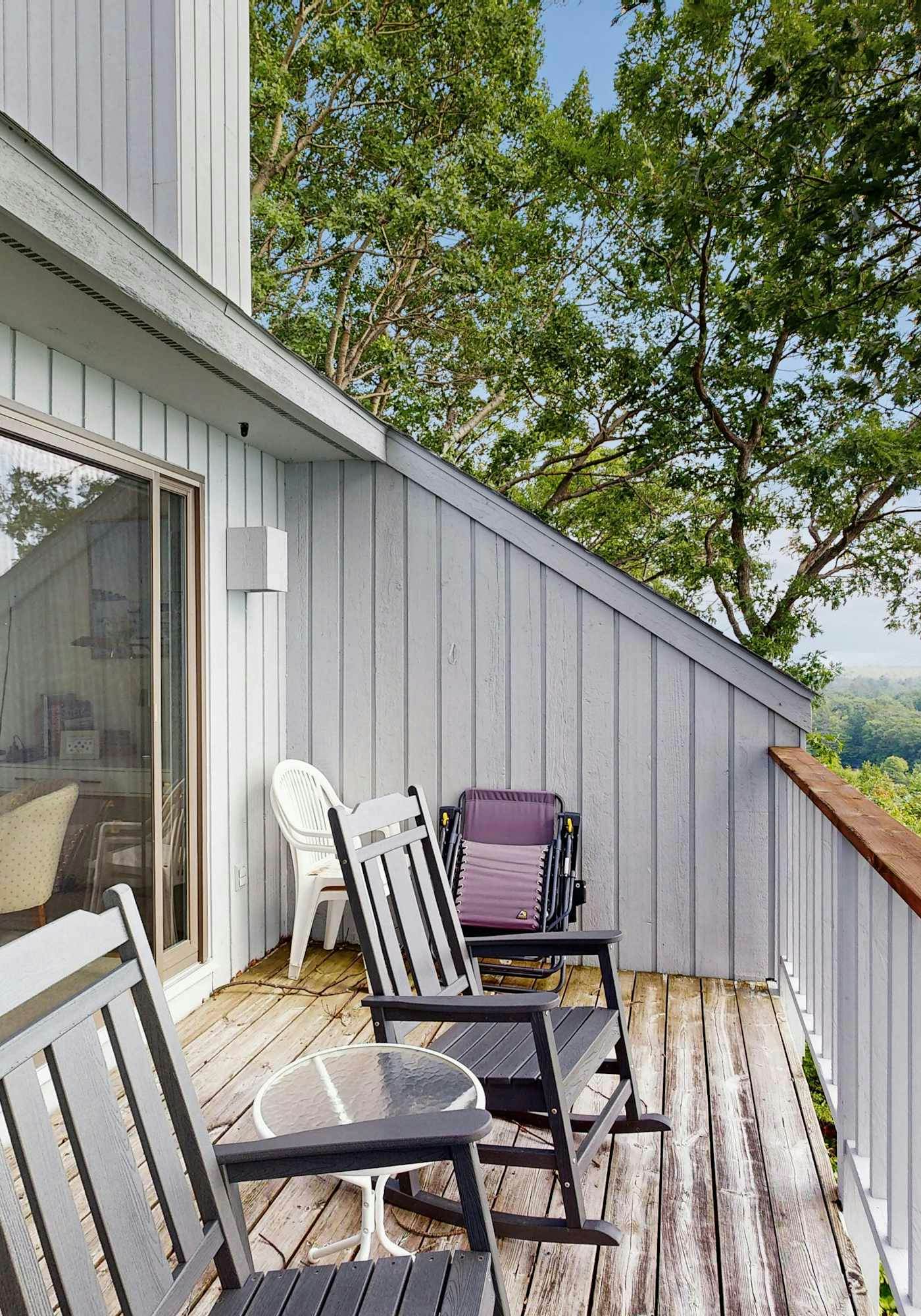Condo in Glen Arbor with Lake Michigan sunset views, fireplace, deck, washer & dryer