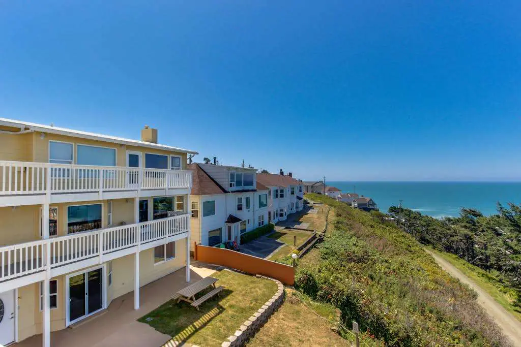 Dog-Friendly Group Stays Near Lincoln City Beach
