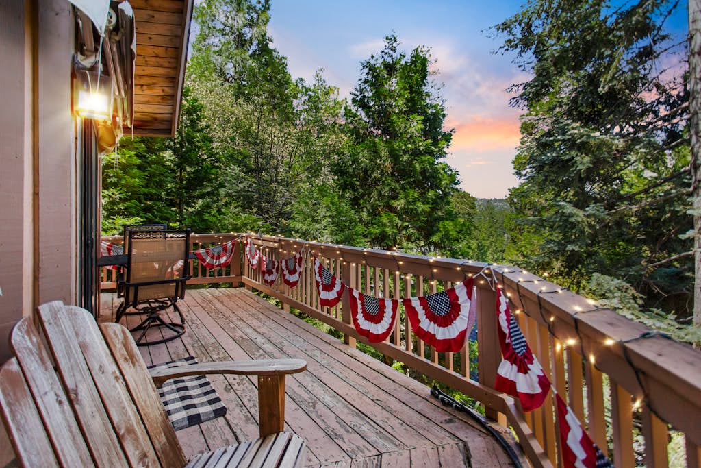 Lakeside Cavern | Lake Views | 3 Decks | Sleeps 8