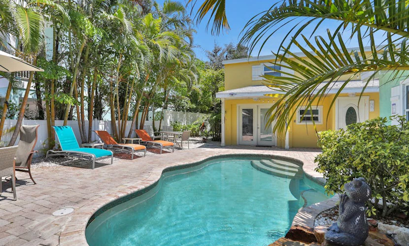 3-suite combo with private pool, W/D & easy beach access