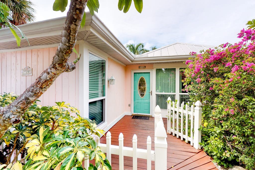 Beautiful cottage w/ heated private pool - walk to beach, dining, Bayfront Park