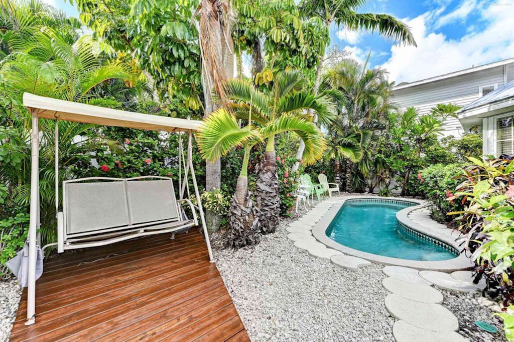 Beautiful cottage w/ heated private pool - walk to beach, dining, Bayfront Park