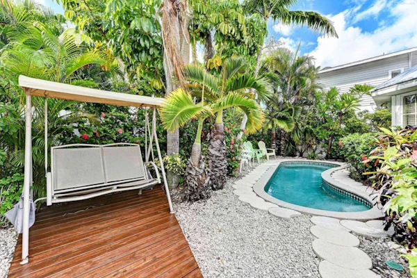 Beautiful cottage w/ heated private pool - walk to beach, dining, Bayfront Park