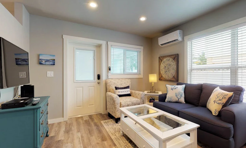 Stylish bayside condo with WiFi & pool - close to the beach & restaurants