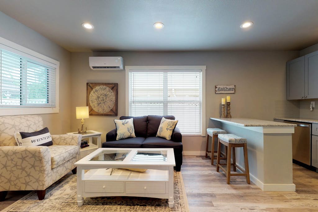 Stylish bayside condo with WiFi & pool - close to the beach & restaurants