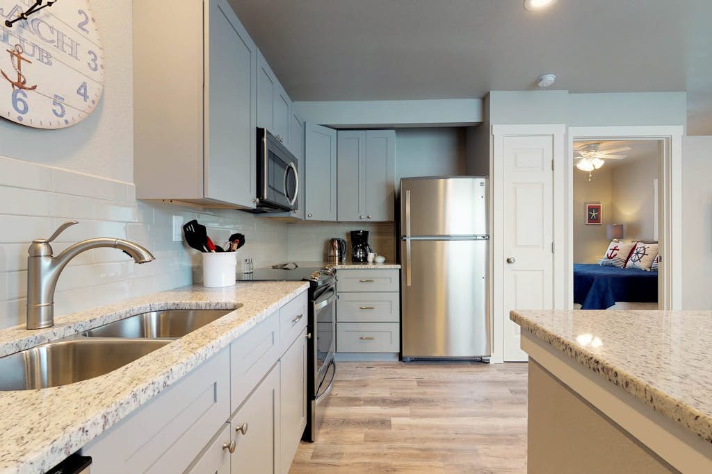 Stylish bayside condo with WiFi & pool - close to the beach & restaurants