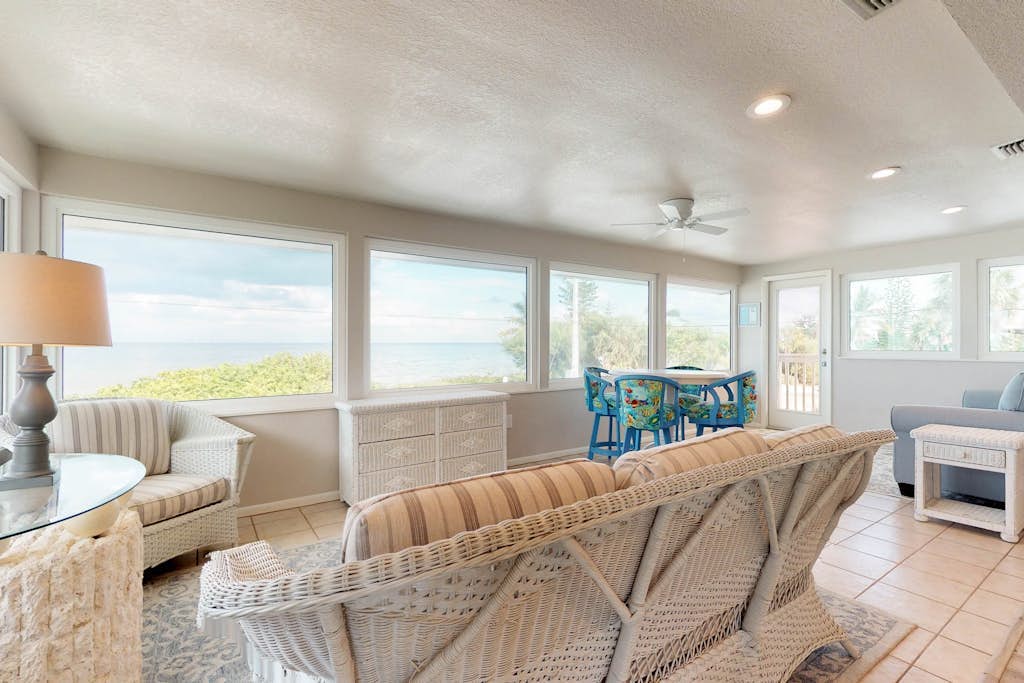 Bay-facing condo with amazing views and heated pool - beach across the street