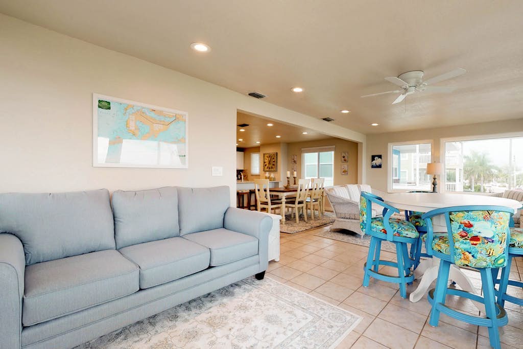 Bay-facing condo with amazing views and heated pool - beach across the street