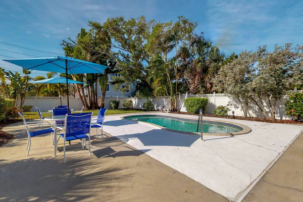 2nd-floor condo across the street from the beach with heated pool, balcony, W/D