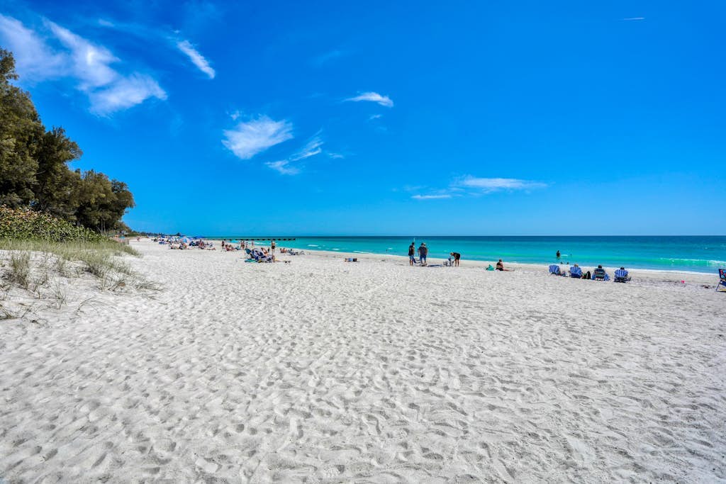 Charming, fully remodeled cottage steps from beach with WiFi & central AC