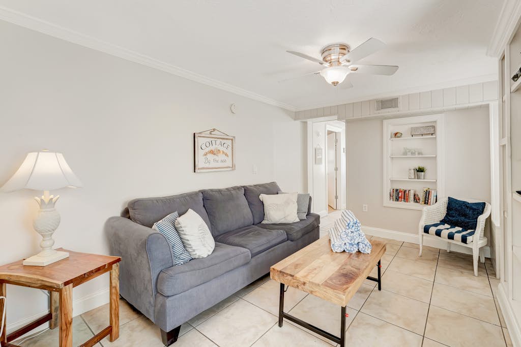 Ground-floor suite with on-site pool & outdoor area - walk to beach