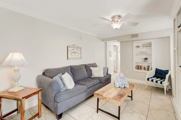 Ground-floor suite with on-site pool & outdoor area - walk to beach