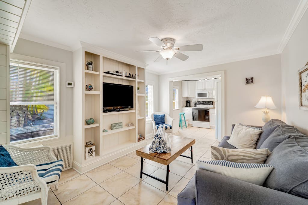 Ground-floor suite with on-site pool & outdoor area - walk to beach
