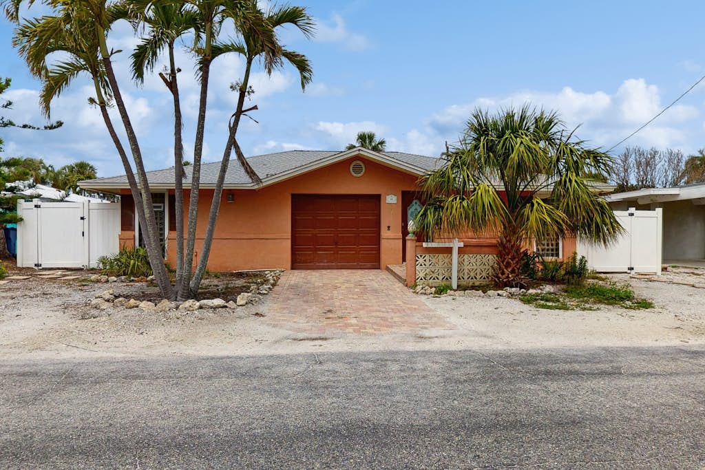 Dog-friendly seaside home - heated private pool & spa, great location near beach