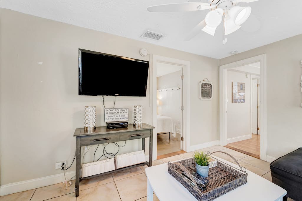 2nd-floor suite with on-site pool, grill, & private deck - walk to beach