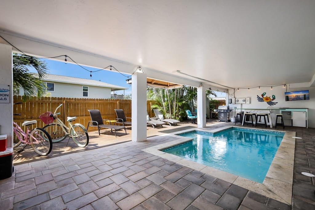 Renovated walk-up duplex with private pool & outdoor lounge - walk to beach