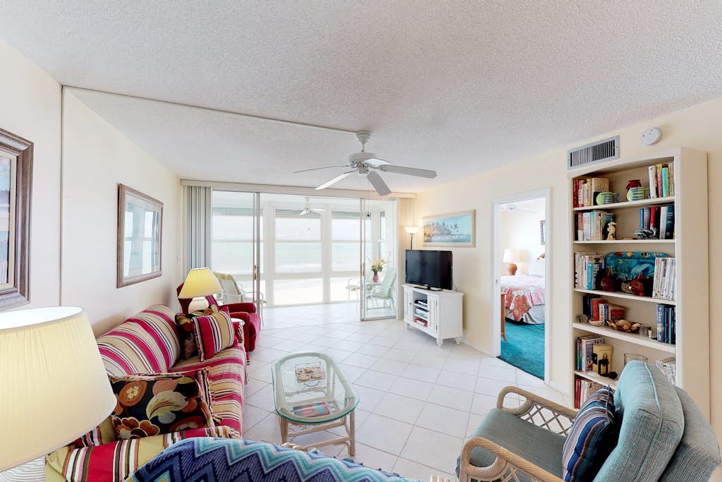 Ocean-front condo with WiFi, pool & Gulf views - steps to the beach