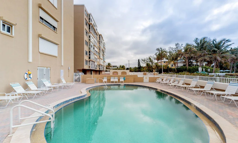 Ocean-front condo with WiFi, pool & Gulf views - steps to the beach