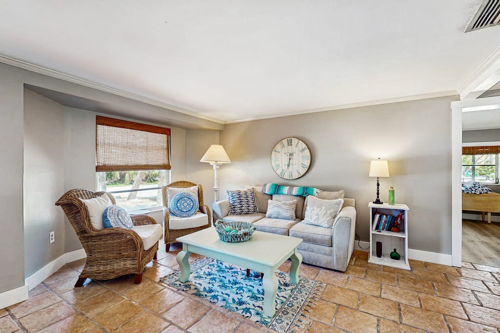 Breezy house with great location near beach, shopping & dining