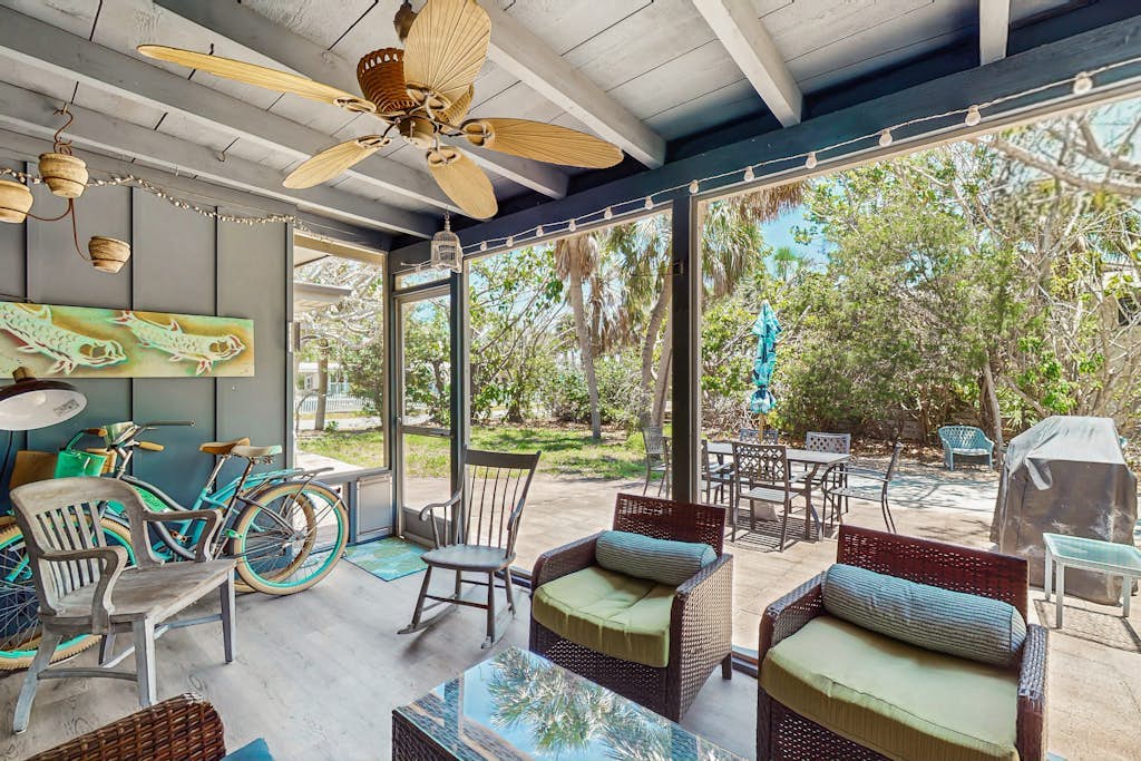 Breezy house with great location near beach, shopping & dining