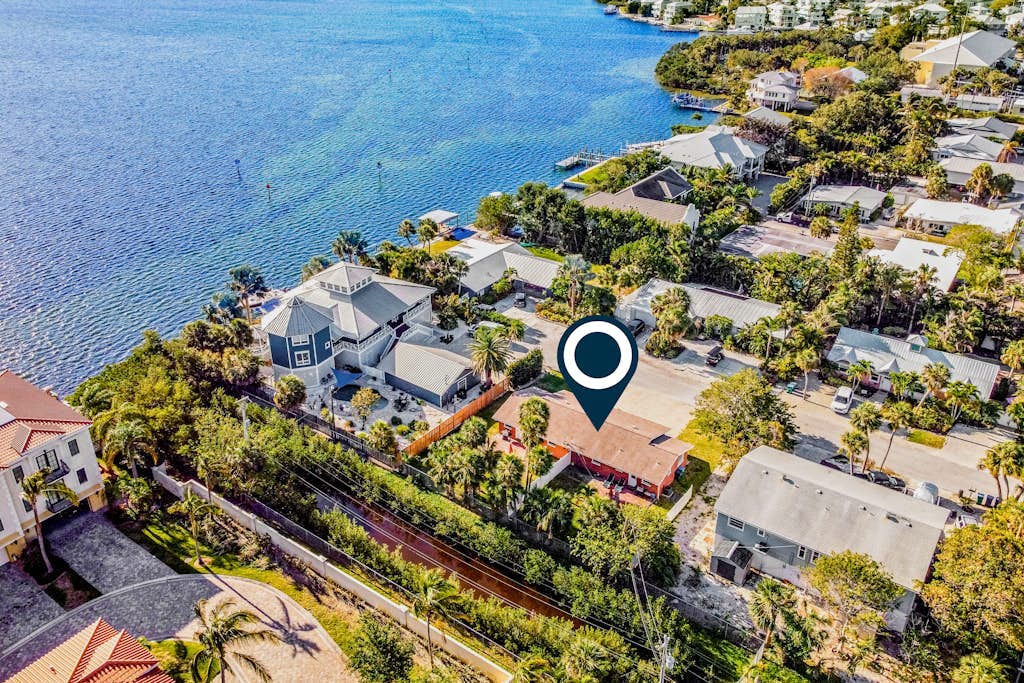 2 Bedroom Duplex with private yard, patio, AC, & W/D - walk to beach