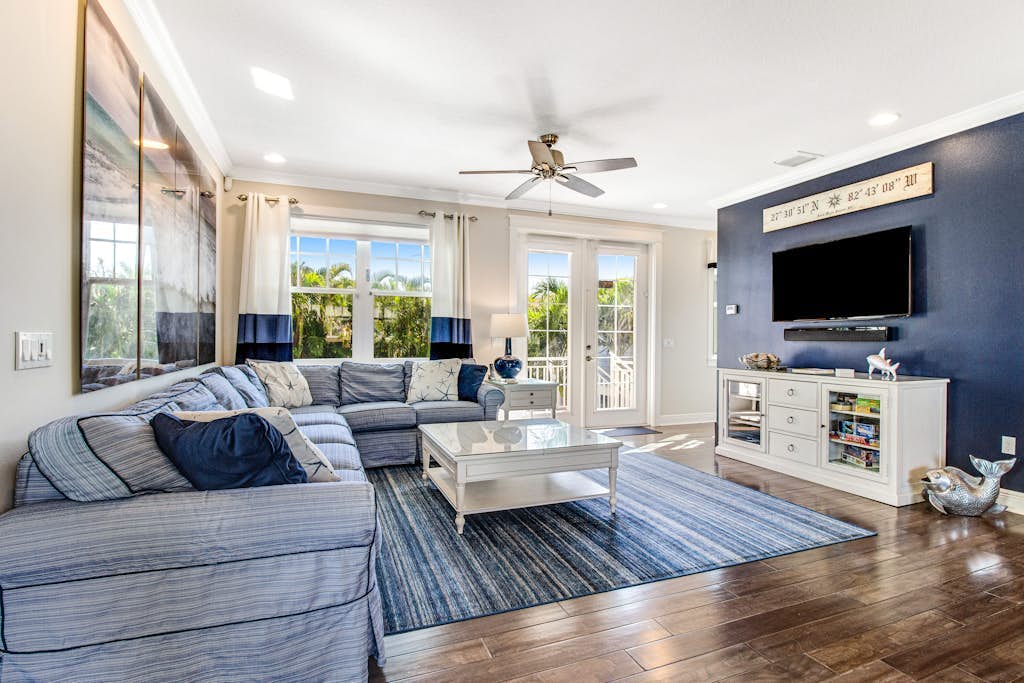 Welcoming condo close to the beach with private heated pool & WiFi