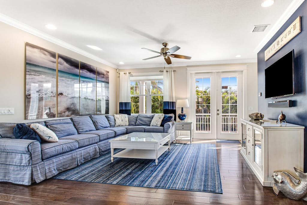 Welcoming condo close to the beach with private heated pool & WiFi