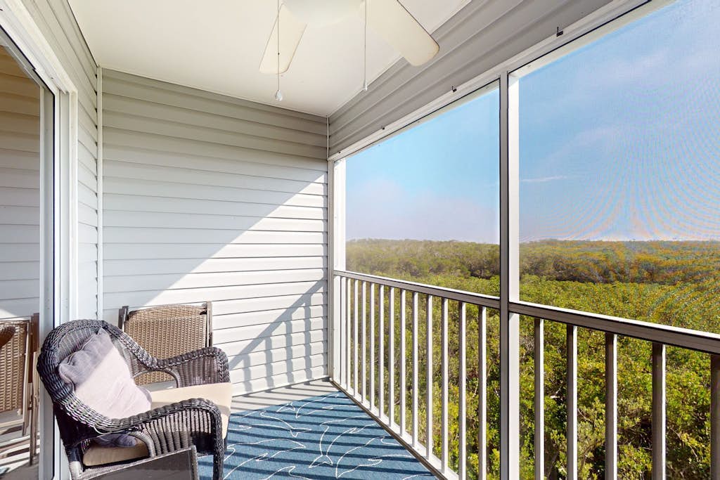 Charming condo with heated pool - near beach, wetlands, & trolley stop