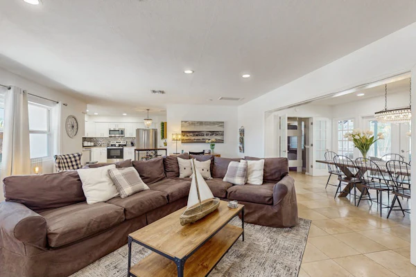 Luxe home with pool & alfresco living - amazing walkable location