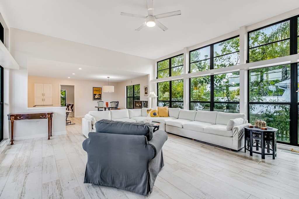 Tree-lined home w/ amazing decor & screened porch - near beach/dining