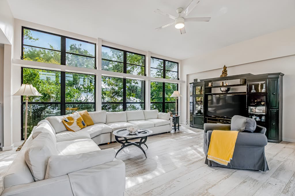 Tree-lined home w/ amazing decor & screened porch - near beach/dining