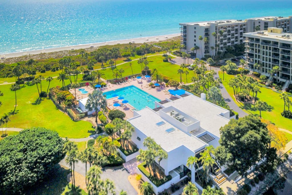 Oceanfront condo with shared pool, ocean view, WiFi, & washer/dryer