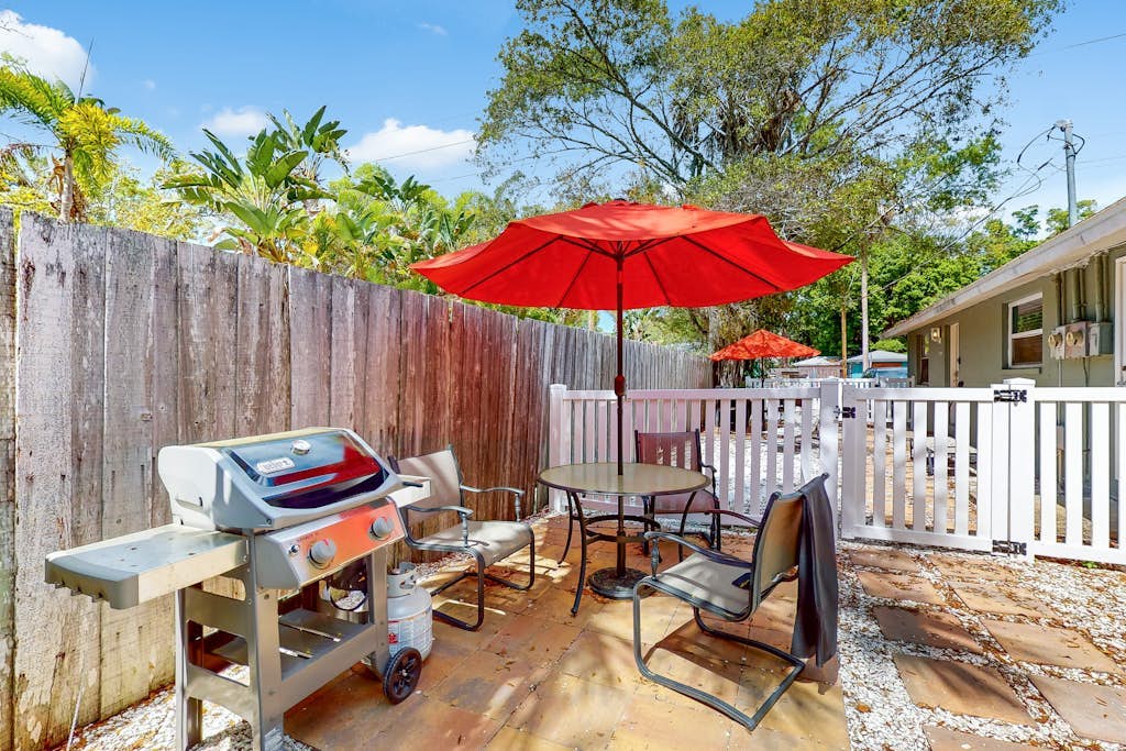 Dog-friendly, renovated duplex with full kitchen, patio, central AC, gas grill