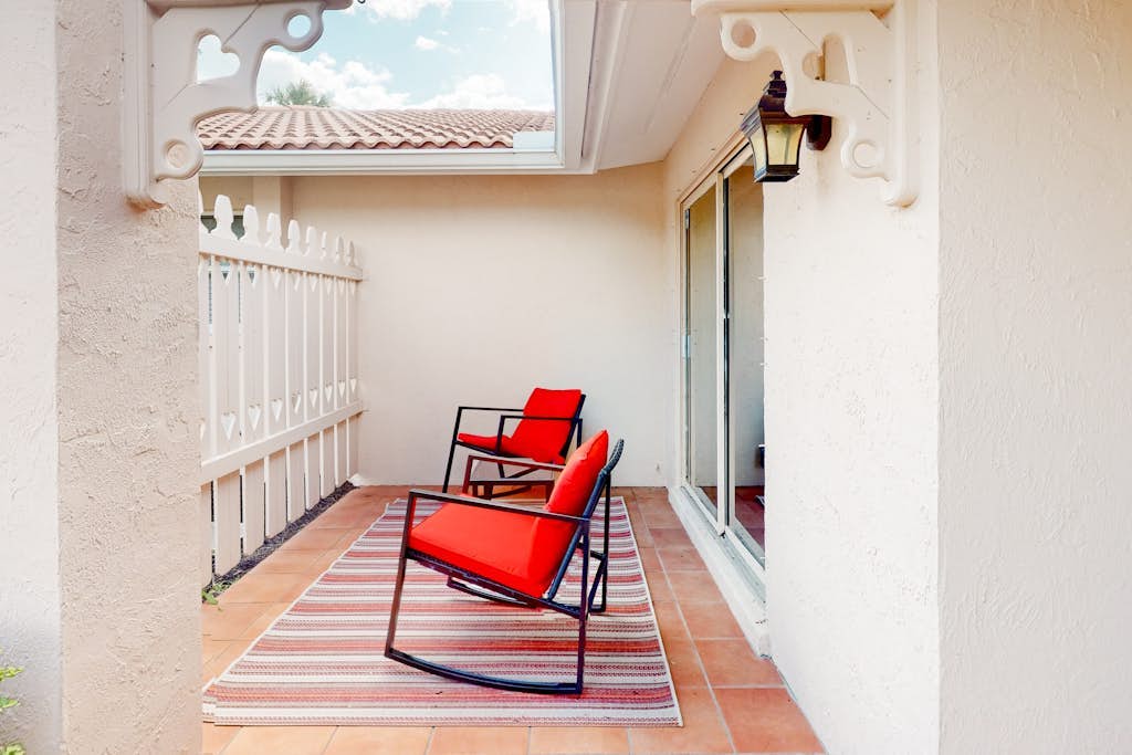 Quiet home on a cul-de-sac with screened patio, bikes, W/D, & central AC