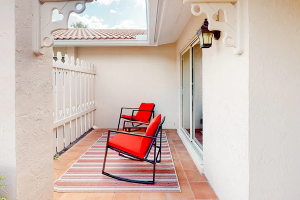 Quiet home on a cul-de-sac with screened patio, bikes, W/D, & central AC