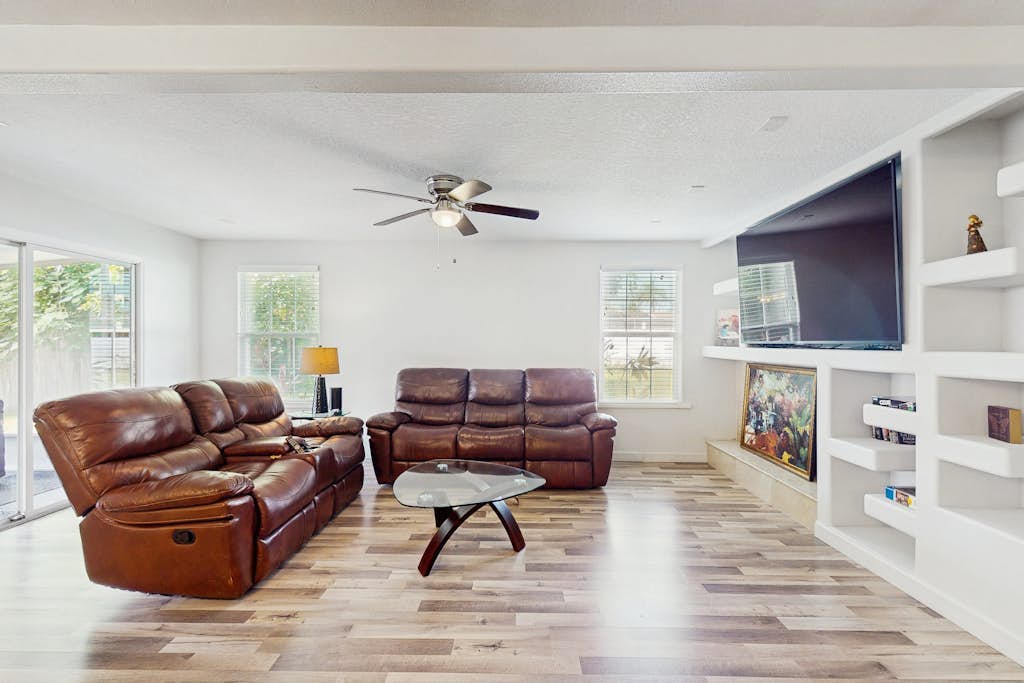 Charming home w/ large yard, near Beaches, Sarasota, Bradenton, & the airport