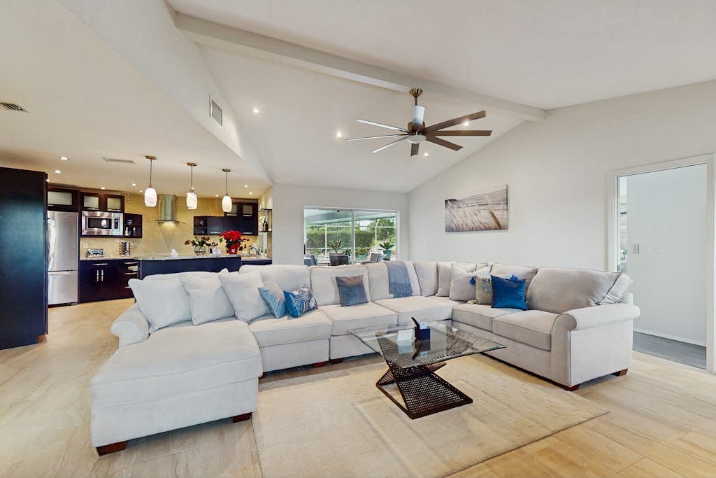 Dog friendly home with private pool, on golf course, and washer and dryer