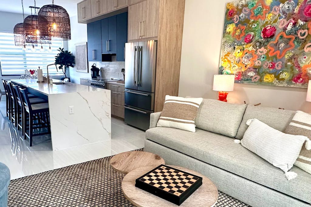 Brand new Luxury Townhouse - Downtown Location, Dog-Friendly W/Private Hot Tub