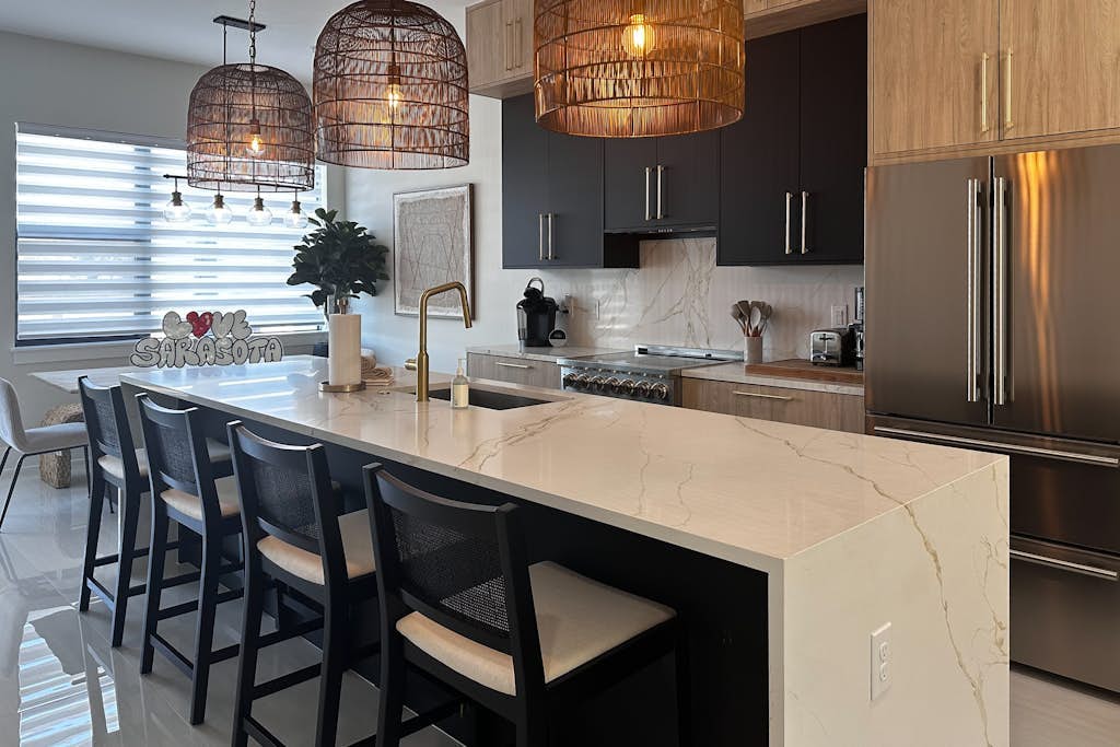 Brand new Luxury Townhouse - Downtown Location, Dog-Friendly W/Private Hot Tub