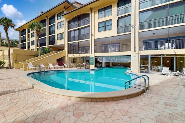 Gulf front chic, snowbird friendly steps from the Gulf, indoor outdoor pool, AC