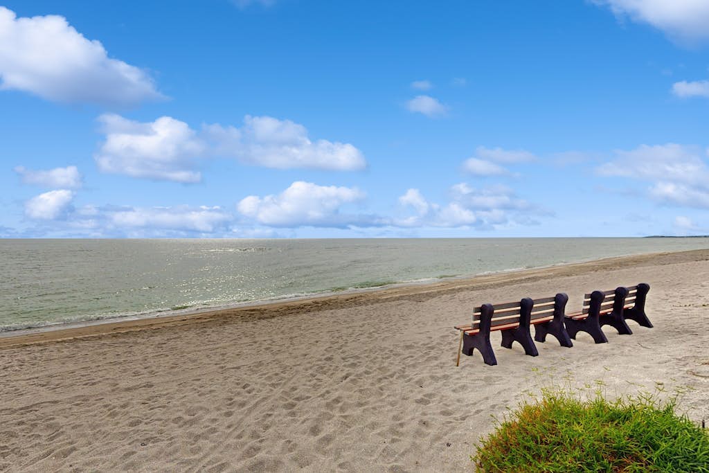 Gulf front chic, snowbird friendly steps from the Gulf, indoor outdoor pool, AC
