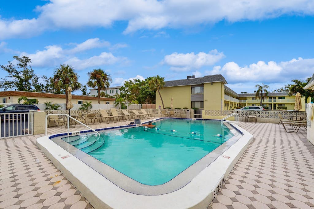 Spacious condo with work station,WIFI, W/D and full kitchen