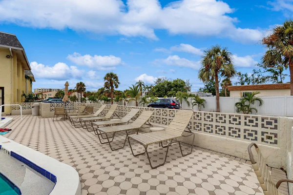 Spacious condo with work station,WIFI, W/D and full kitchen