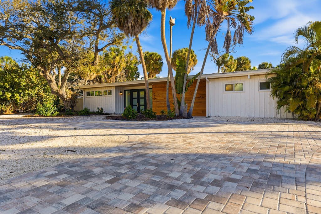 Siesta Key retreat  walk to beach and village