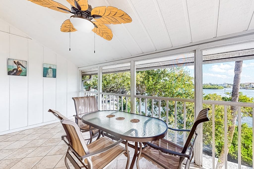 Lovely Siesta Key condo with patio, pool & bay view - near beach